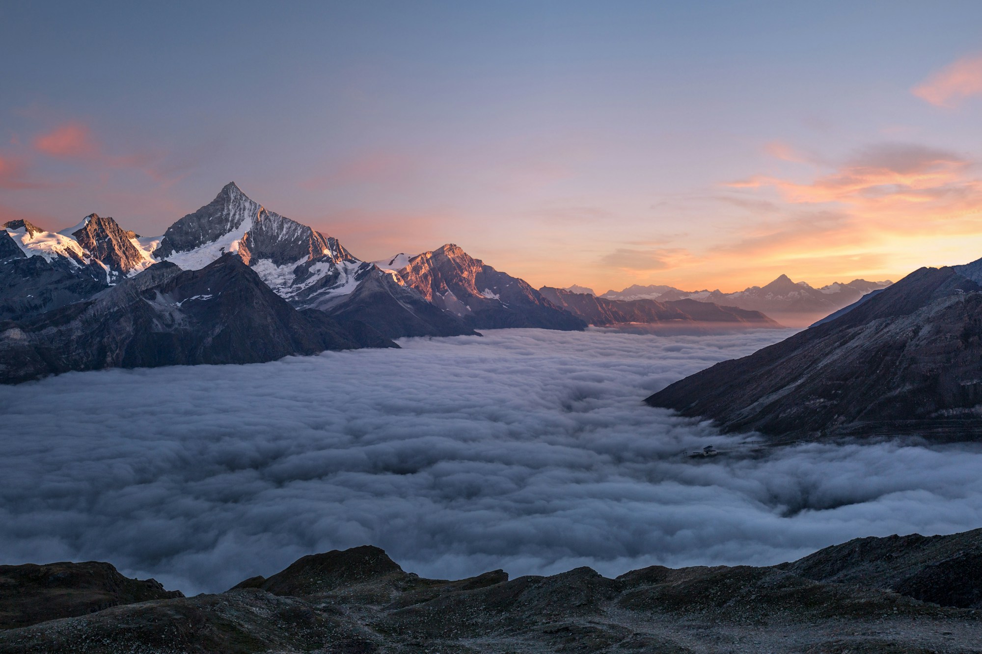 ALVA Alpine Retreat – Dramatisches Alpenpanorama bei Sonnenuntergang